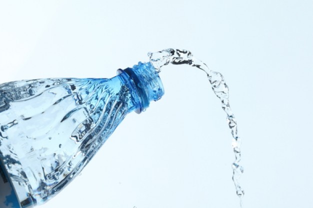 Botella plástica de agua